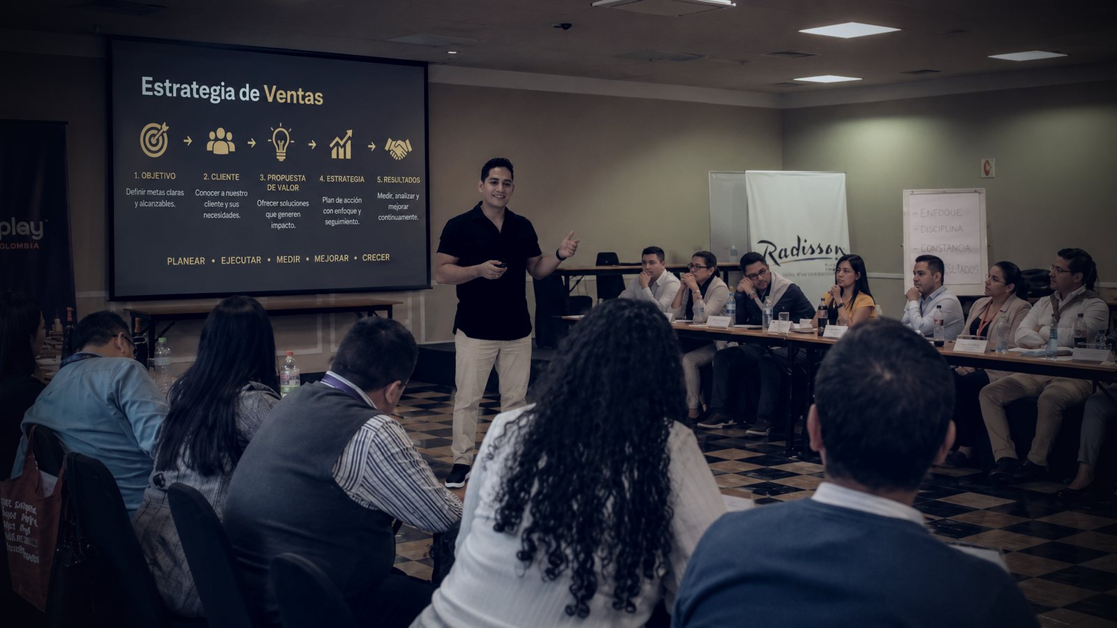 Luis Duchesne dictando una capacitación de estrategia de ventas ante un grupo de asistentes